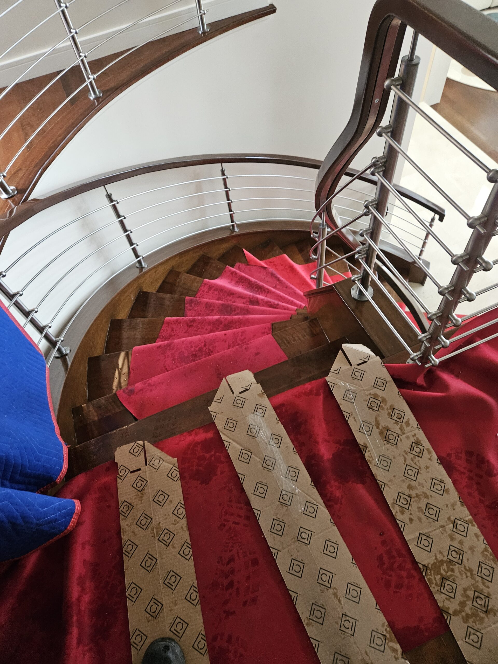 Livraison armoires de cuisines par grue Protection des escaliers